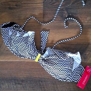 NWT XL Black and White Halter/Tie Back Ruffle Bikini Top with Pendant